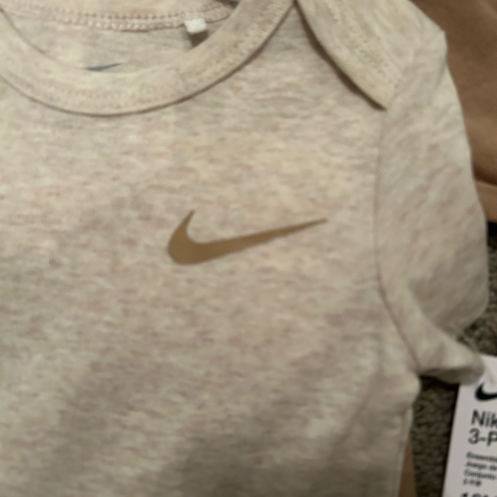 ✅ NWT Nike Baby 3-Piece Bodysuit & Pants Set 18M Hemp Neutral Tan - Picture 4 of 10